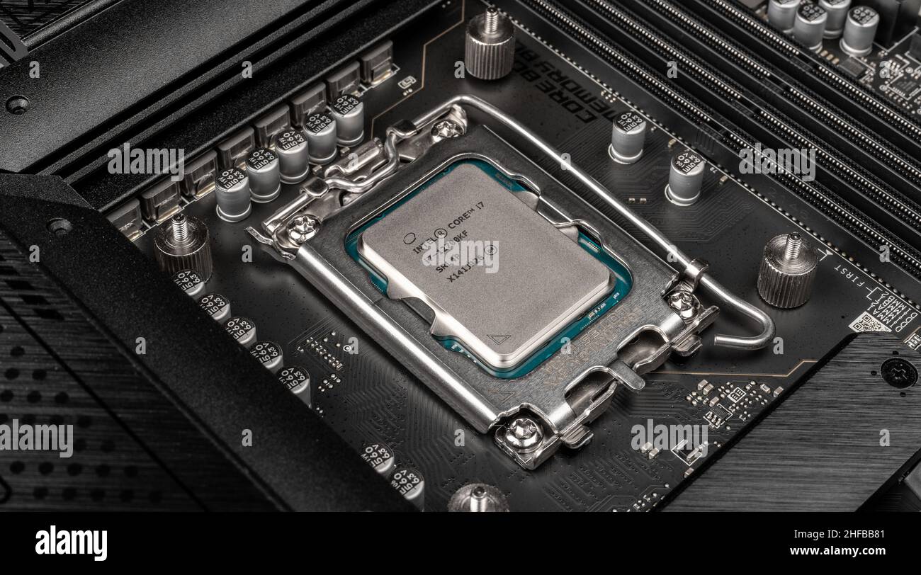 Moscou, Russie - 12 janvier 2022 : dernière puce de processeur Intel i7  12700kf dans le socket sur la carte mère.Intel est l'un des plus grands  semi-conducteurs au monde Photo Stock - Alamy