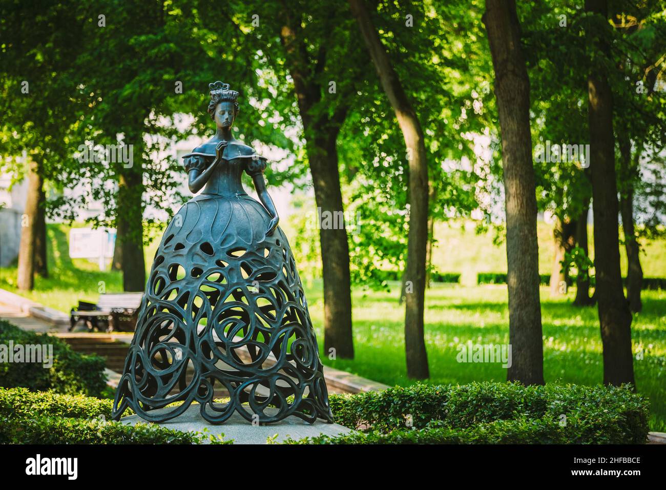 Sculpture 'la muse de l'opéra' dans le parc près de l'Opéra national académique de Bolchoï et du Théâtre de Ballet de la République du Bélarus à Minsk. Banque D'Images