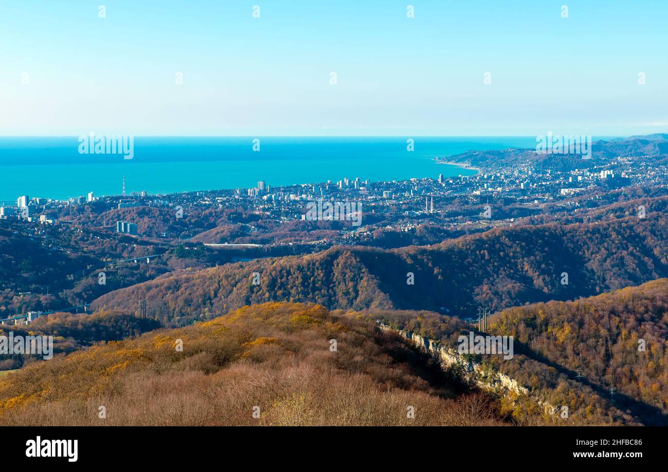 Vue sur la mer et le centre-ville de Sotchi depuis le pont d'observation de la Tour sur le mont Big Ahun. Banque D'Images