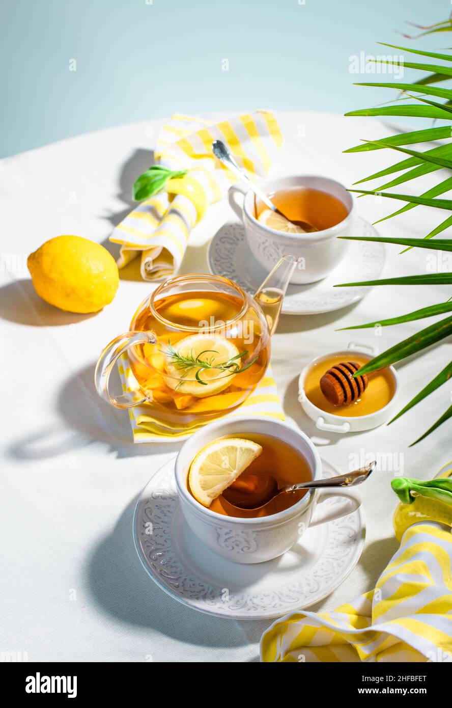 Thé avec des tasses blanches, du gingembre et du thé à infusion de citron Banque D'Images