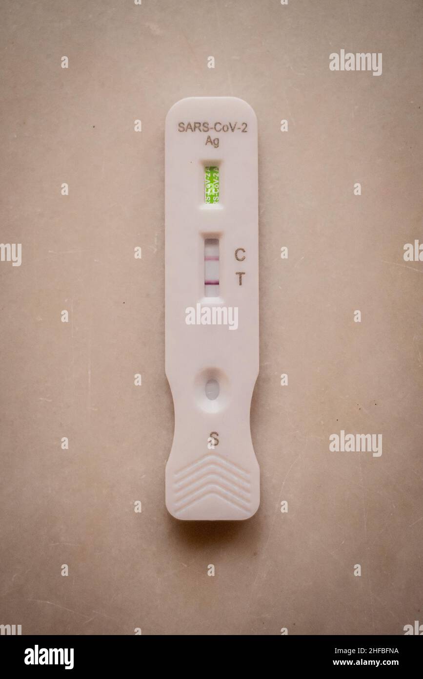 L'image montre un test rapide de l'antigène du SRAS-COV-2 qui résulte positif.Aujourd'hui, l'Espagne fixe un plafond de prix de €2,94 pour les tests d'antigène du coronavirus. Banque D'Images