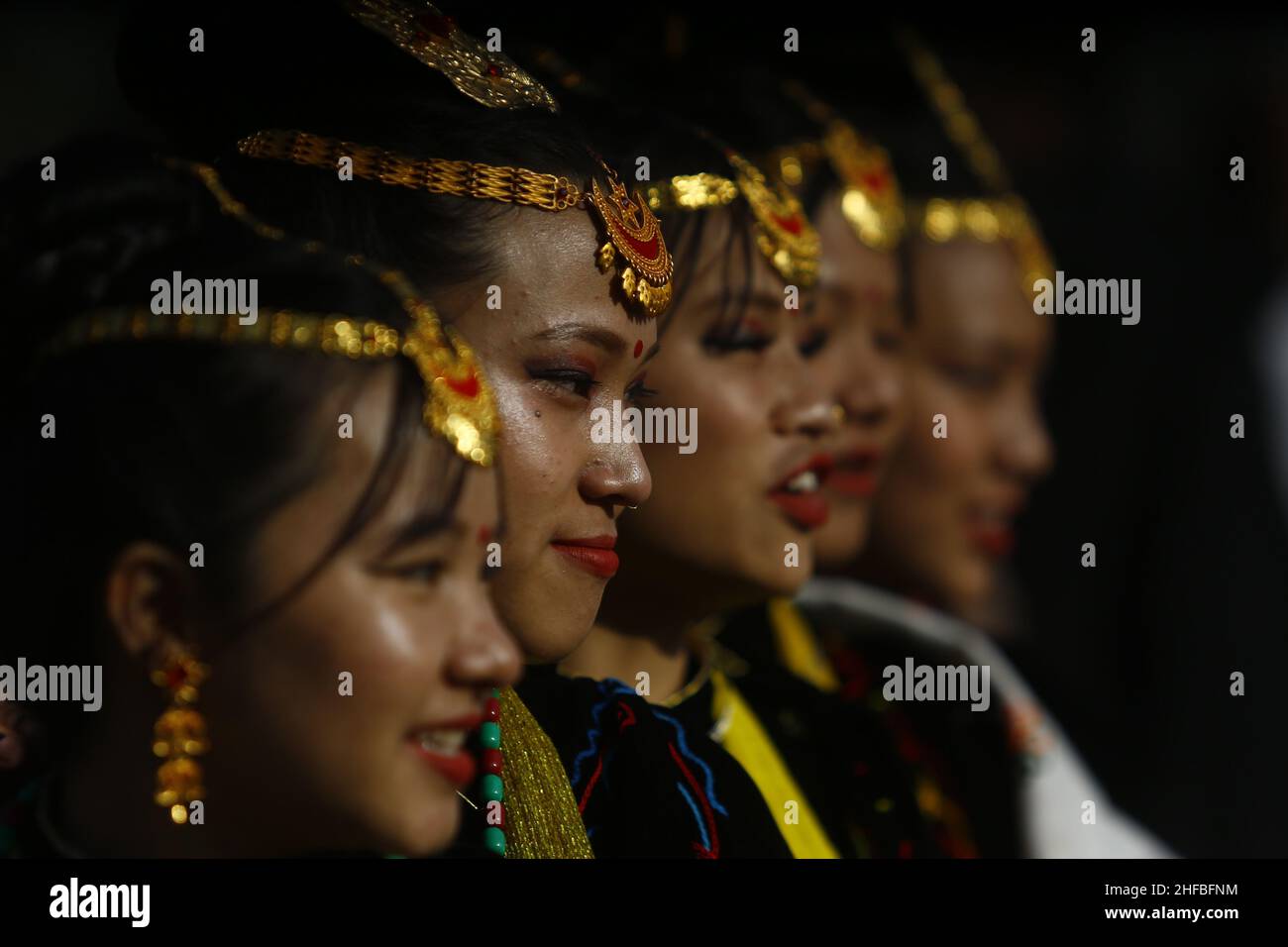 Katmandou, Népal.15th janvier 2022.Les femmes en tenue traditionnelle célèbrent le festival Maghe Sankranti à Katmandou, au Népal, le 15 janvier 2022.Credit: Sulav Shrestha/Xinhua/Alamy Live News Banque D'Images