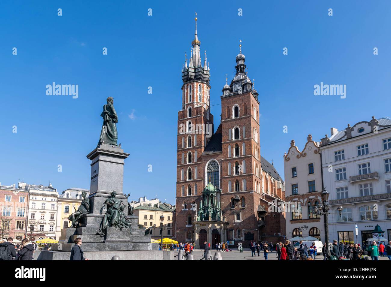 Cracovie, Pologne - 9th mars 2020 : la basilique Sainte-Marie est une église gothique en brique adjacente à la place principale du marché de Cracovie.En face de la salle de la toile. Banque D'Images