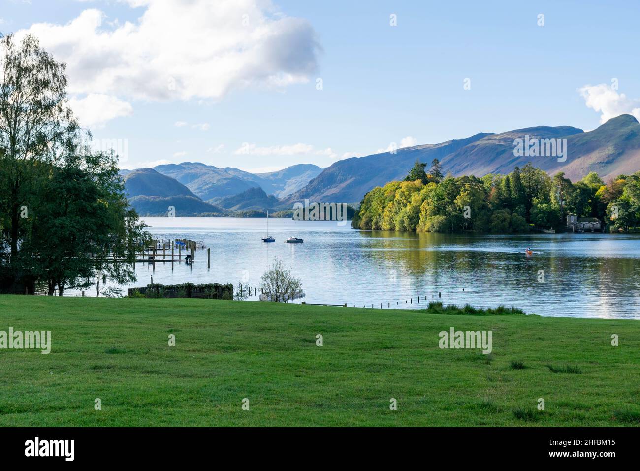 Belle vue sur Derwentwaterdans la pittoresque ville marchande de Keswick dans le Lake District, Angleterre Royaume-Uni.Le lac est long de trois miles et est alimenté par le RI Banque D'Images