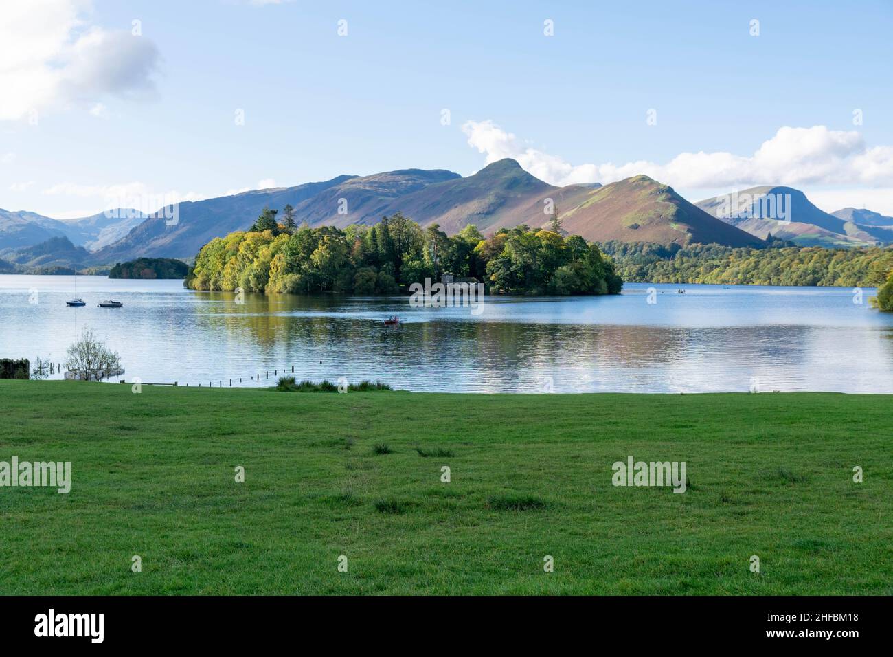 Belle vue sur Derwentwaterdans la pittoresque ville marchande de Keswick dans le Lake District, Angleterre Royaume-Uni.Le lac est long de trois miles et est alimenté par le RI Banque D'Images