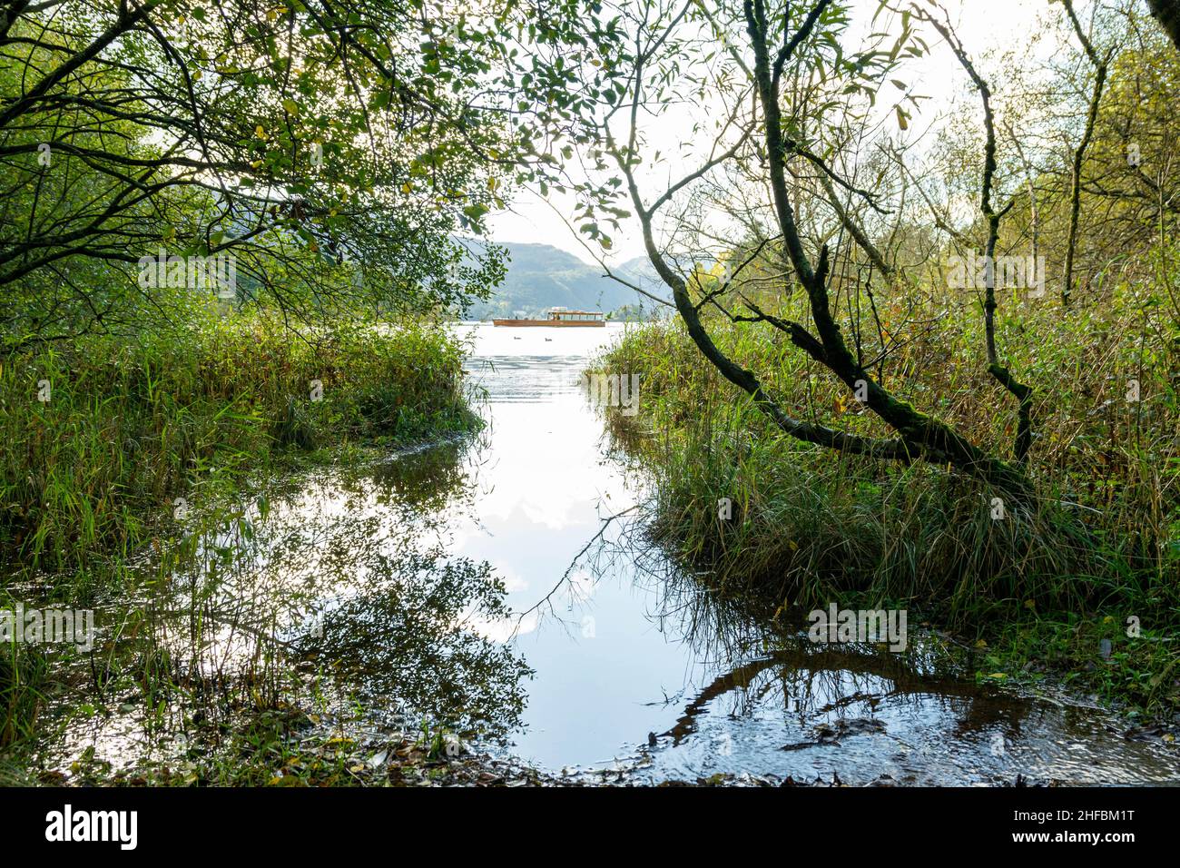 Belle vue sur Derwentwaterdans la pittoresque ville marchande de Keswick dans le Lake District, Angleterre Royaume-Uni.Le lac est long de trois miles et est alimenté par le RI Banque D'Images