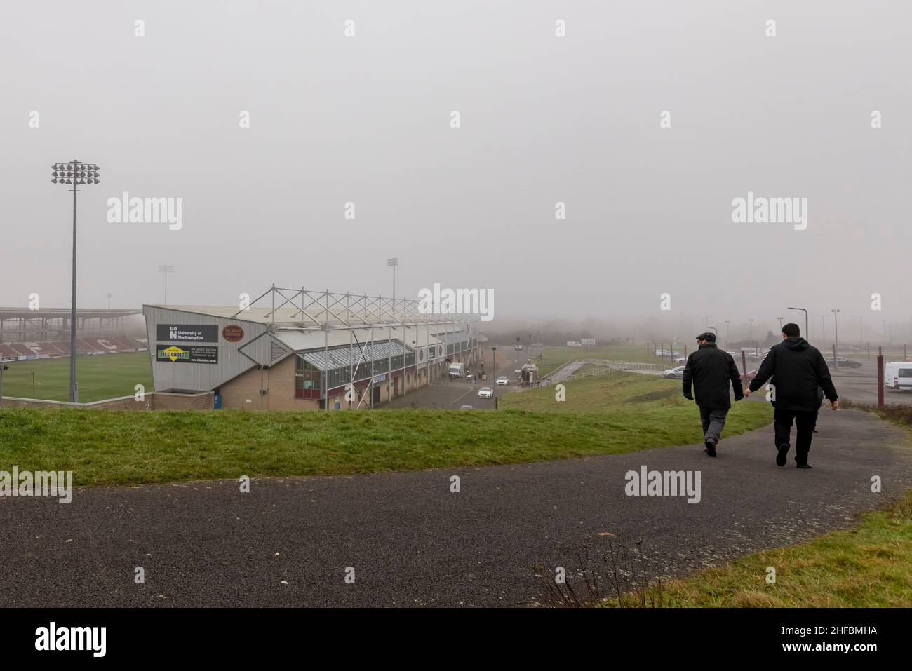 Les fans de Northampton Town arrivent avant le match de la Sky Bet League Two d'aujourd'hui au Sixfields Stadium, à Northampton.Date de la photo: Samedi 15 janvier 2022. Banque D'Images