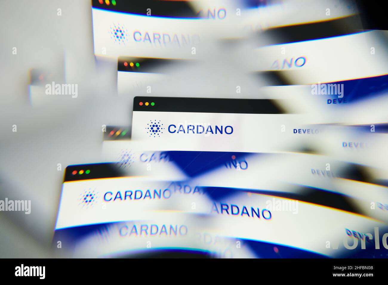 Milan, Italie - 11 janvier 2022 : cardano - logo ADA sur écran d'ordinateur portable vu à travers un prisme optique.Image dynamique et unique de cardano, ADA coin nous Banque D'Images