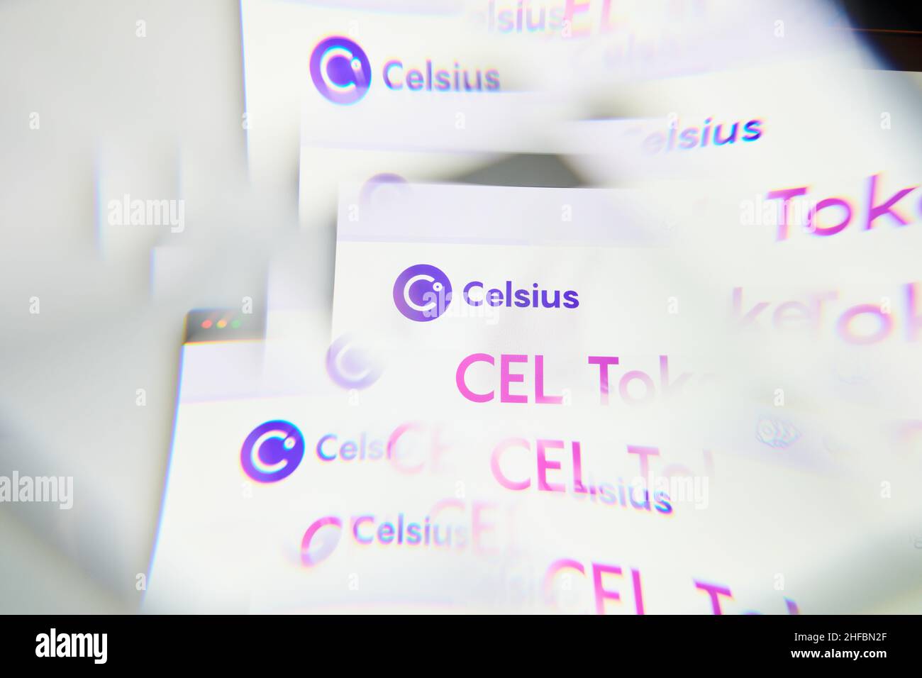 Milan, Italie - 11 janvier 2022 : réseau celsius - logo CEL sur écran d'ordinateur portable vu à travers un prisme optique.Image dynamique et unique forme celsius netw Banque D'Images
