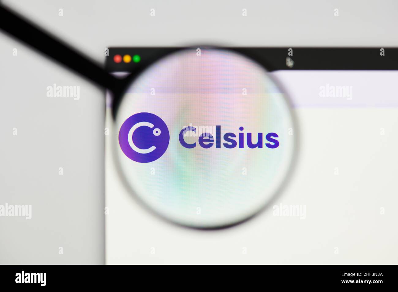 Milan, Italie - 11 janvier 2022 : réseau celsius - réseau hp. celsius du site CEL, logo CEL coin visible à travers un loope.Defi, ntf, crypto-monnaie Banque D'Images