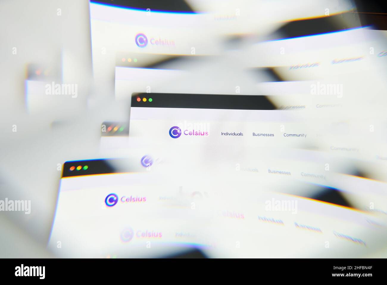 Milan, Italie - 11 janvier 2022 : réseau celsius - logo CEL sur écran d'ordinateur portable vu à travers un prisme optique.Image dynamique et unique forme celsius netw Banque D'Images