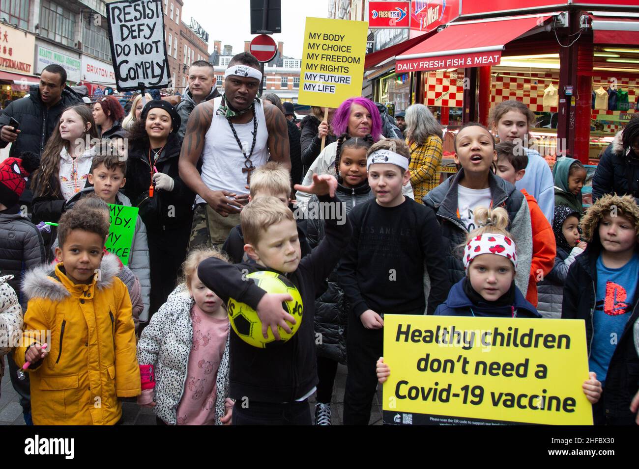 Londres, Royaume-Uni 15th Jan 2022 enfants qui creusaient des pancartes anti-vacine chantant le long de la chanson « Don,t Take the Vacine » à Brixton.Credit: Thabo Jaiyesimi/Alay Live News Banque D'Images
