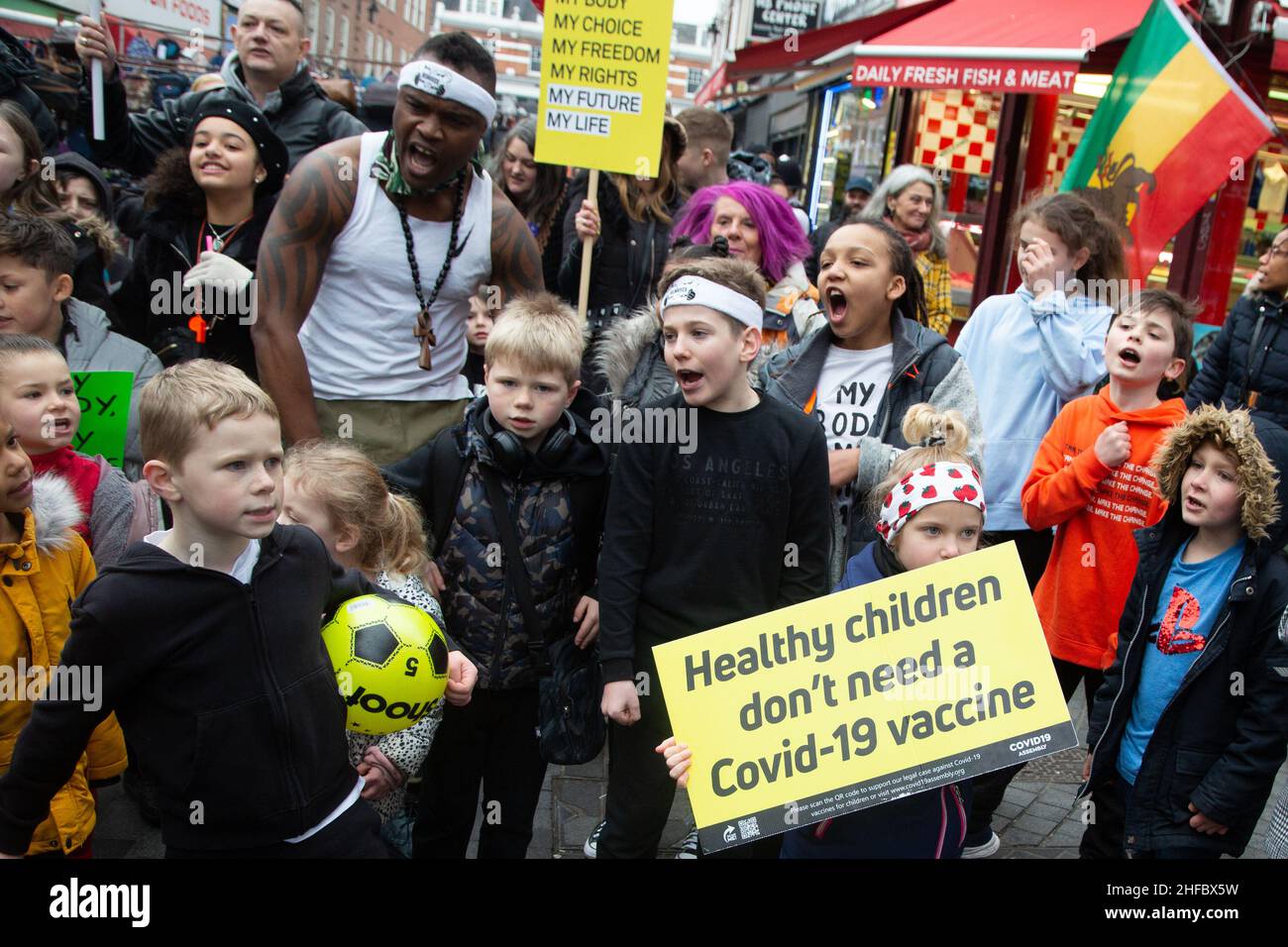 Londres, Royaume-Uni 15th janvier 2022 un militant anti-vacine (c) chante alors que des enfants creusant des pancartes anti-vacine chantent le long de la chanson « on,t Take the Vacine » à Brixton.Credit: Thabo Jaiyesimi/Alay Live News Banque D'Images