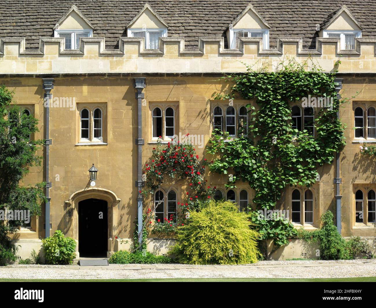 Great court of Trinity College Université de Cambridge à Cambridgeshire Angleterre Royaume-Uni qui a été fondée en 1546 et est une destination touristique populaire de voyage Banque D'Images