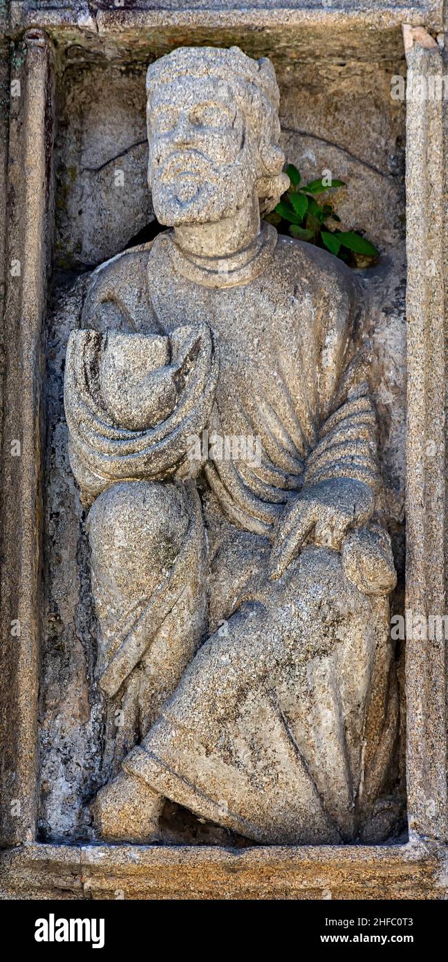 Estatua románica obra del Maestro Mateo en la puerta Santa de la Catedral de Saint-Jacques-de-Compostelle en la plaza de Quintana, Galice Banque D'Images