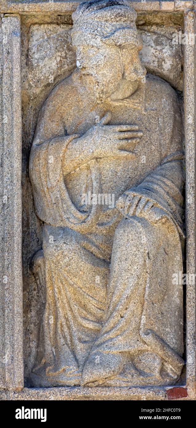 Estatua románica obra del Maestro Mateo en la puerta Santa de la Catedral de Saint-Jacques-de-Compostelle en la plaza de Quintana, Galice Banque D'Images