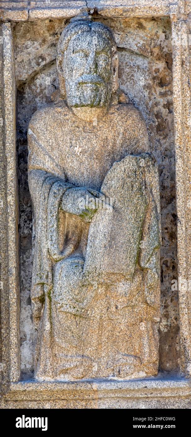 Estatua románica obra del Maestro Mateo en la puerta Santa de la Catedral de Saint-Jacques-de-Compostelle en la plaza de Quintana, Galice Banque D'Images