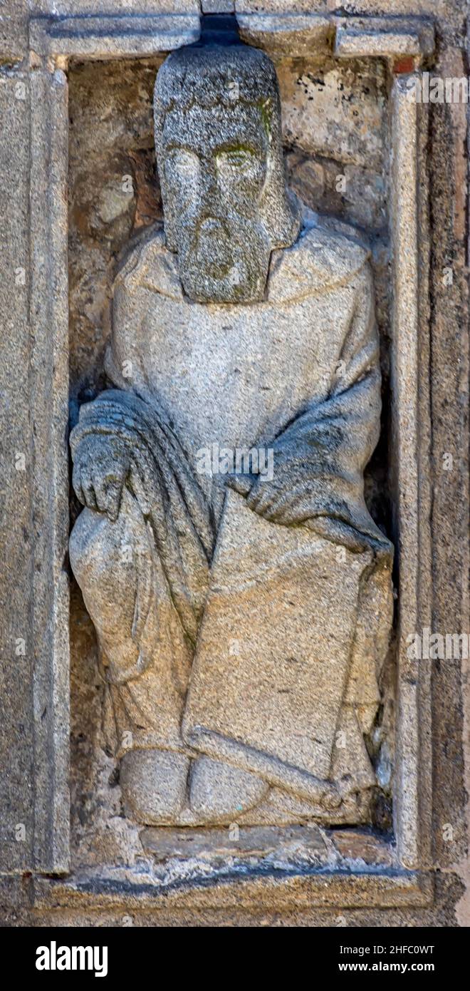 Estatua románica obra del Maestro Mateo en la puerta Santa de la Catedral de Saint-Jacques-de-Compostelle en la plaza de Quintana, Galice Banque D'Images