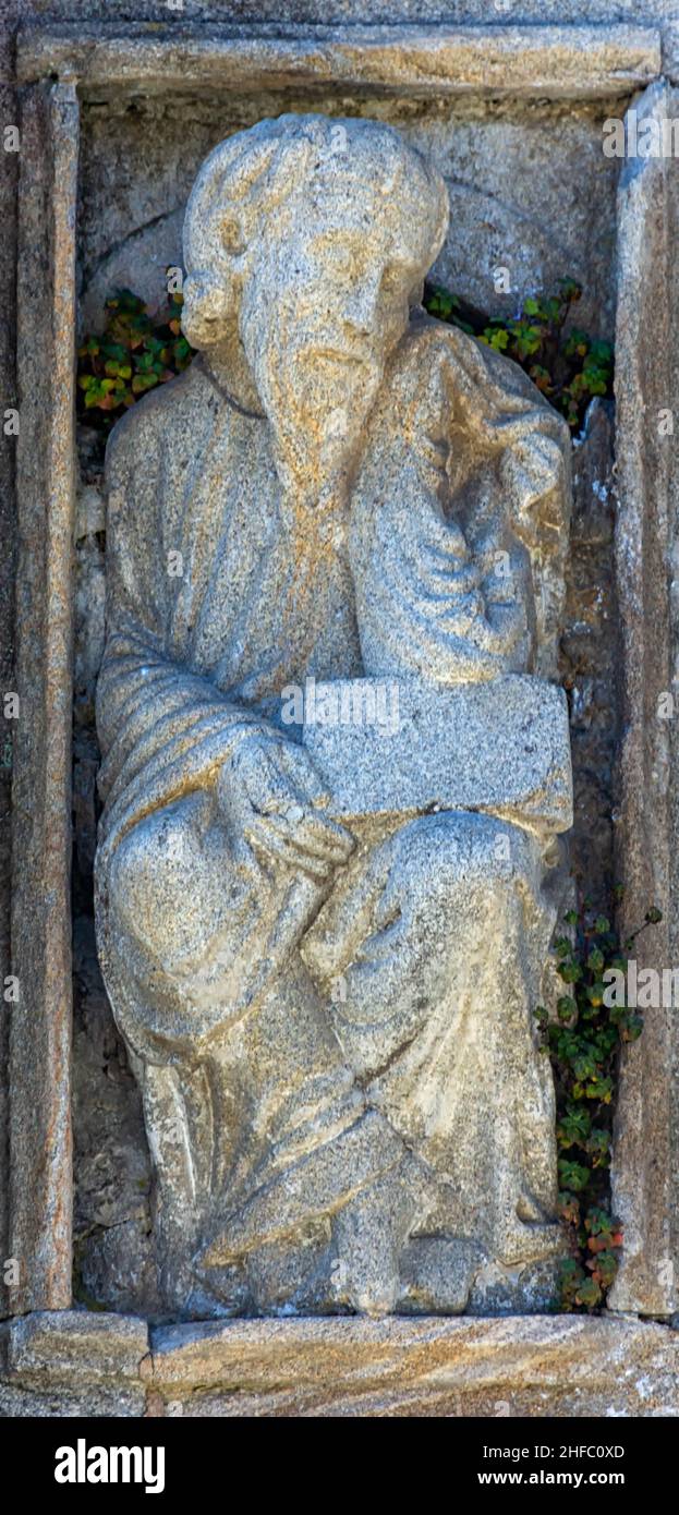 Estatua románica obra del Maestro Mateo en la puerta Santa de la Catedral de Saint-Jacques-de-Compostelle en la plaza de Quintana, Galice Banque D'Images