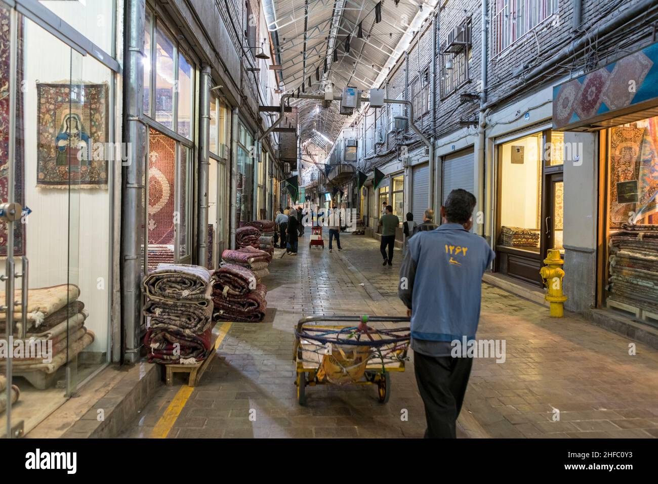 Commerçants dans un couloir du Bazar de tapis dans le Grand Bazar à Téhéran, Iran Banque D'Images