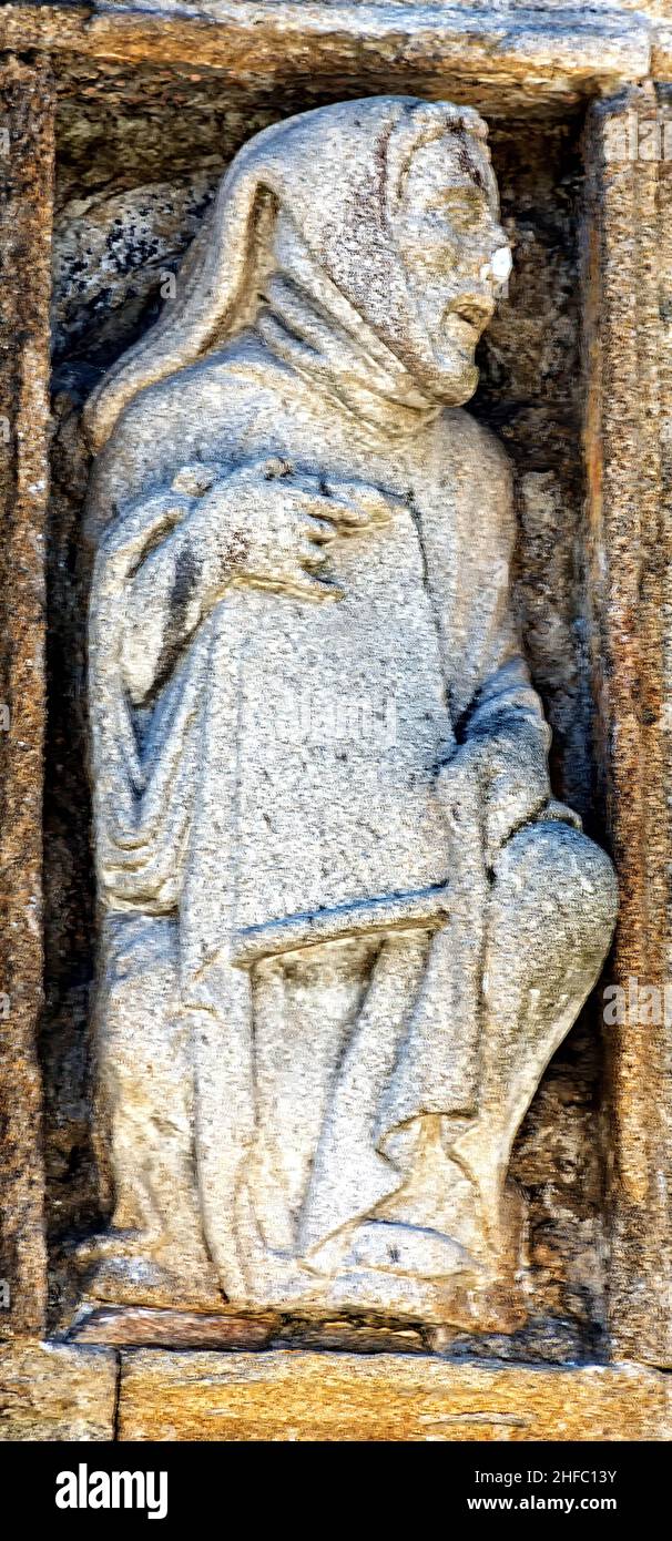 Estatua románica de Malaquías obra del Maestro Mateo en la puerta Santa de la Catedral de Saint-Jacques-de-Compostelle en la plaza de Quintana, Galice Banque D'Images