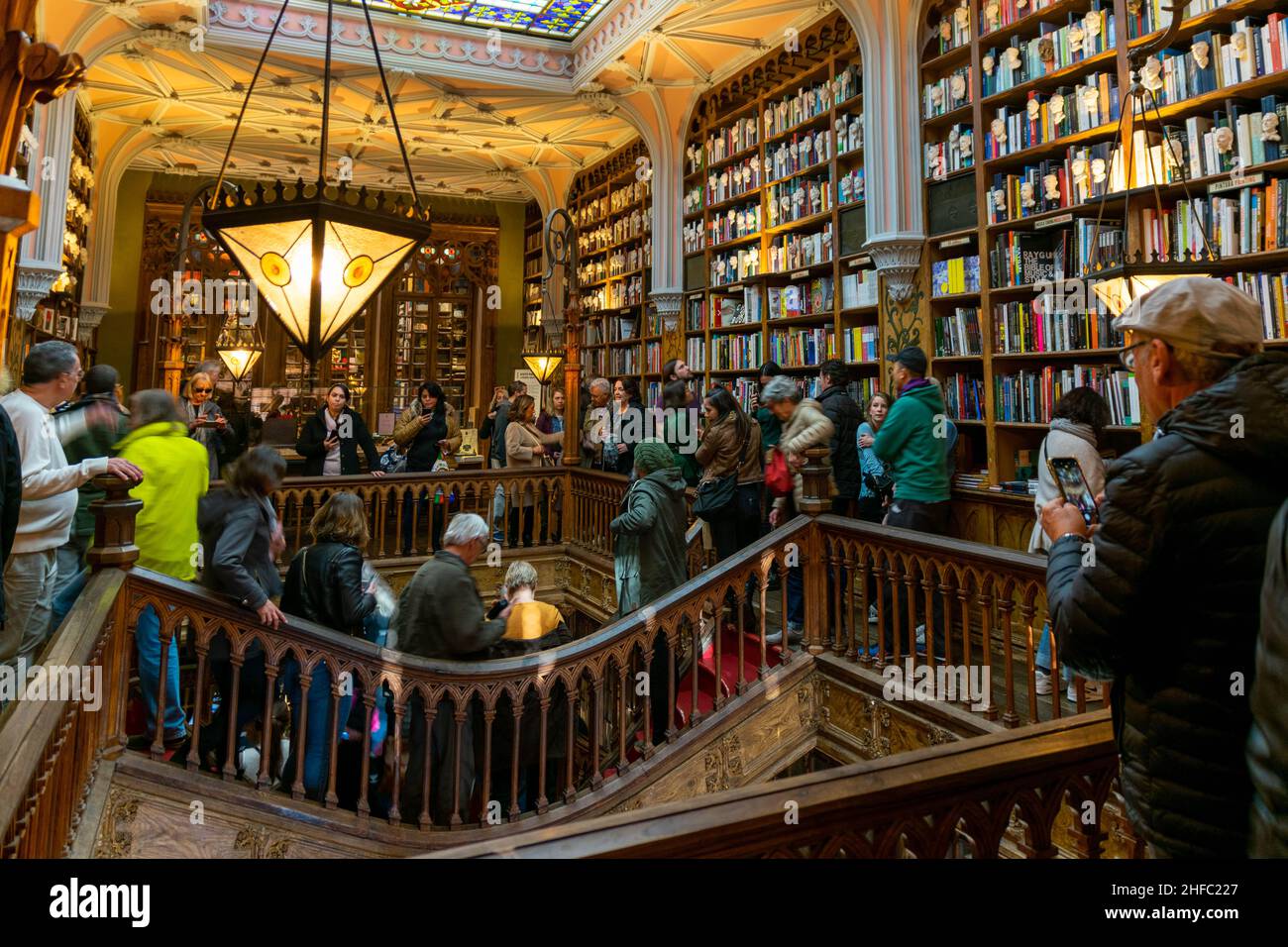 Porto, Portugal - 18 novembre 2019 : les touristes prennent des photos à l'intérieur de la célèbre librairie Lello.Destination populaire, considérée comme l'une des plus belles librairies Banque D'Images
