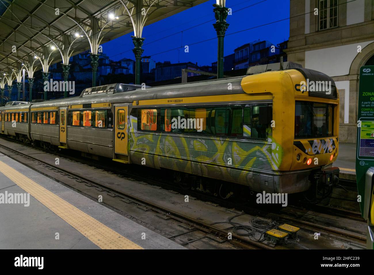 Porto, Portugal - 18 novembre 2020 : vieux trains gris et jaunes anciens au terminus de la gare de Sao bento à Porto.Des trains grunge sales à la gare attendent Banque D'Images