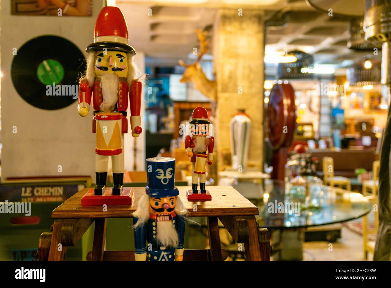 Figurine de soliste de Noël traditionnelle casse-noisette, décoration décorative pour les fêtes pour décorer l'arbre de Noël ou la maison de fête.Flou cassé Banque D'Images