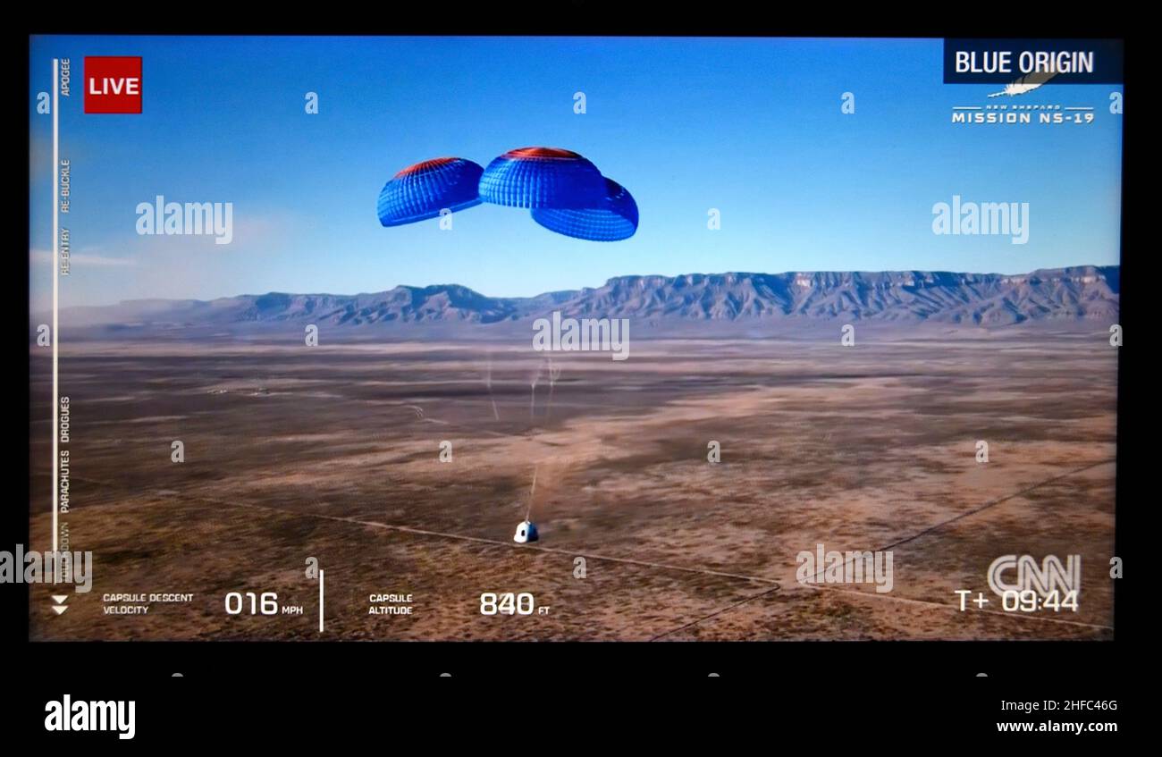 CNN capture d'écran de la diffusion en direct du lancement du 11 décembre 2021 et retour sur terre de la capsule et fusée Blue Origin New Shepard. Banque D'Images