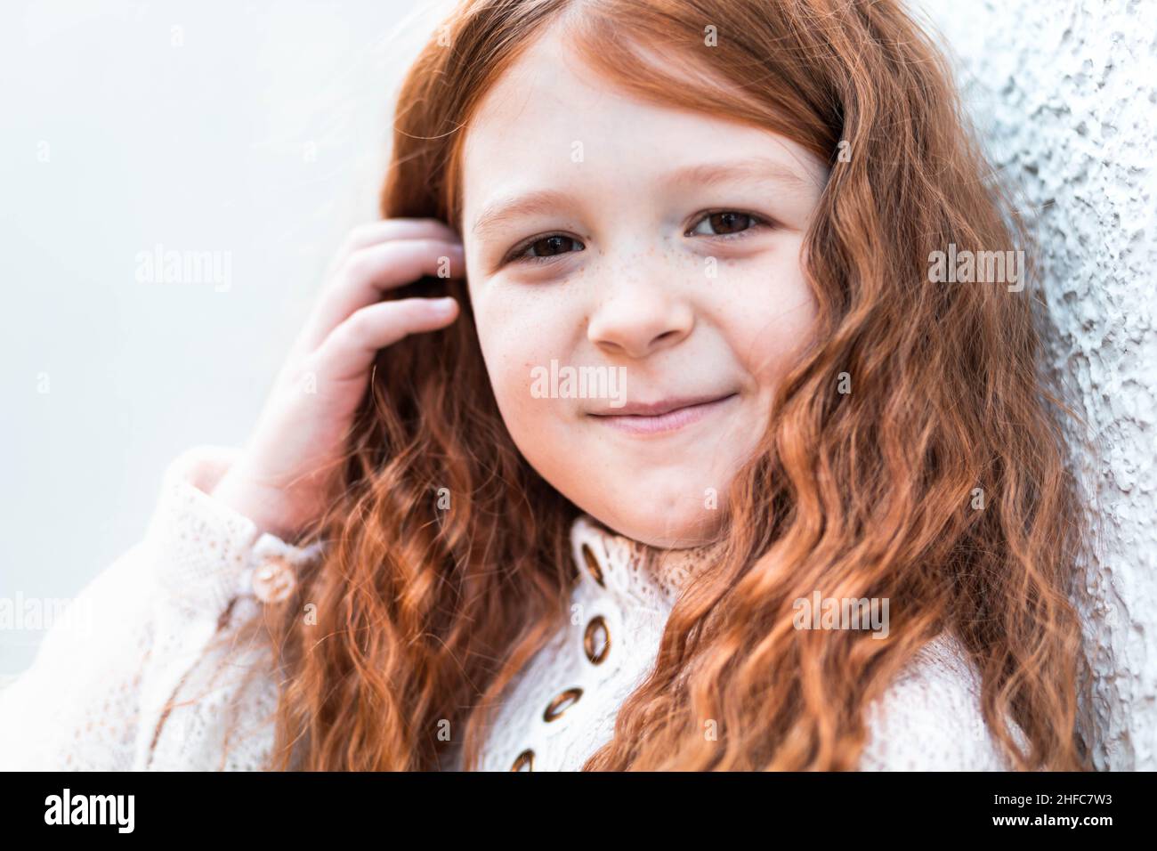 Portrait en gros plan d'une petite fille au gingembre Banque D'Images