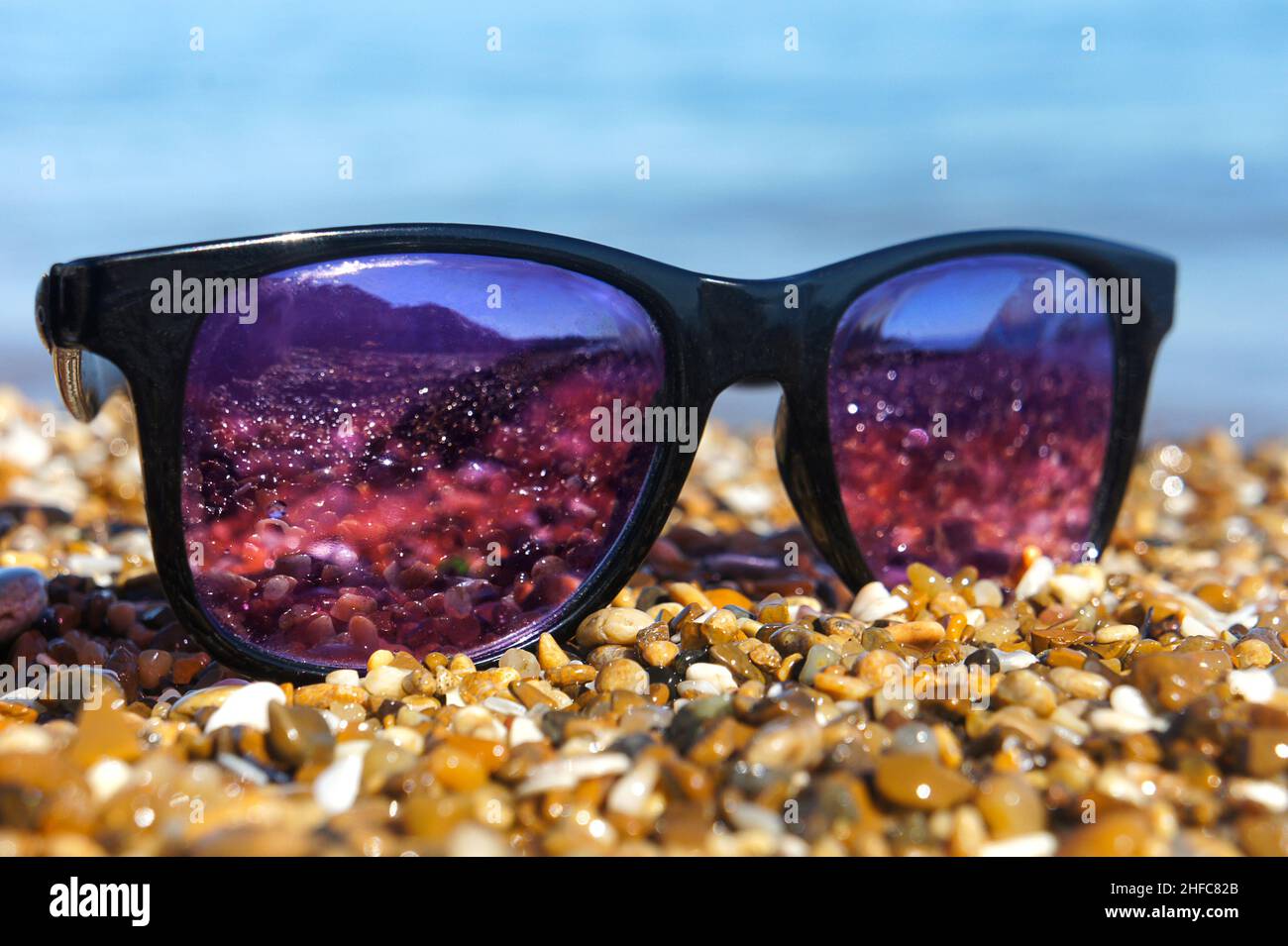 lunettes de soleil sur la plage, sur des pierres, gros plan Banque D'Images
