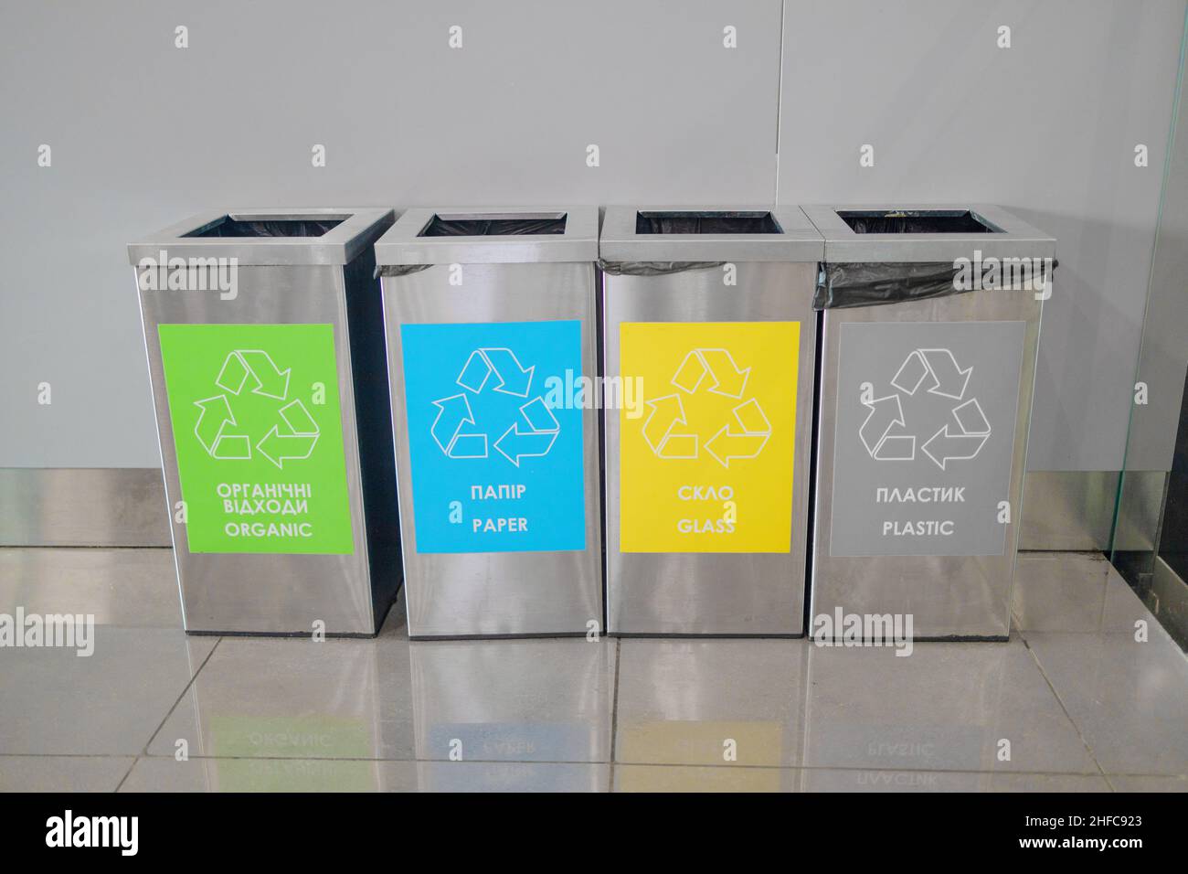 Conteneurs de déchets colorés pour le tri séparé des déchets.Récipients pour le recyclage de divers types de déchets plastiques, verre, papier, déchets près d'un Banque D'Images