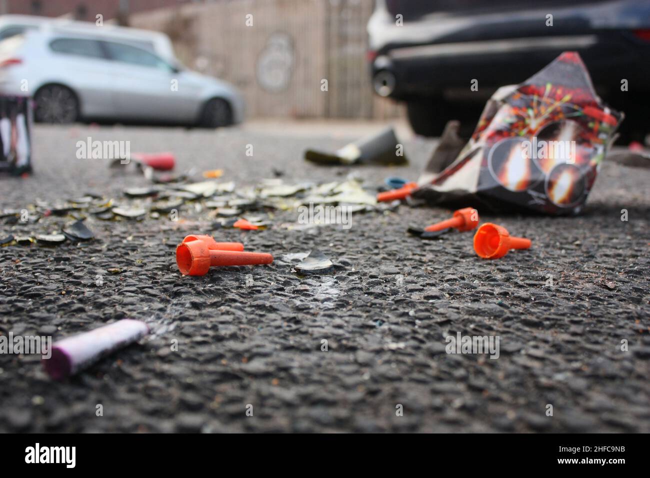Déchets de plastique et verre brisé dans la rue après les célébrations du nouvel an en Allemagne Banque D'Images