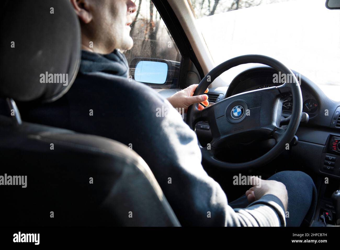 Conducteur avec un téléphone derrière le volant Banque D'Images