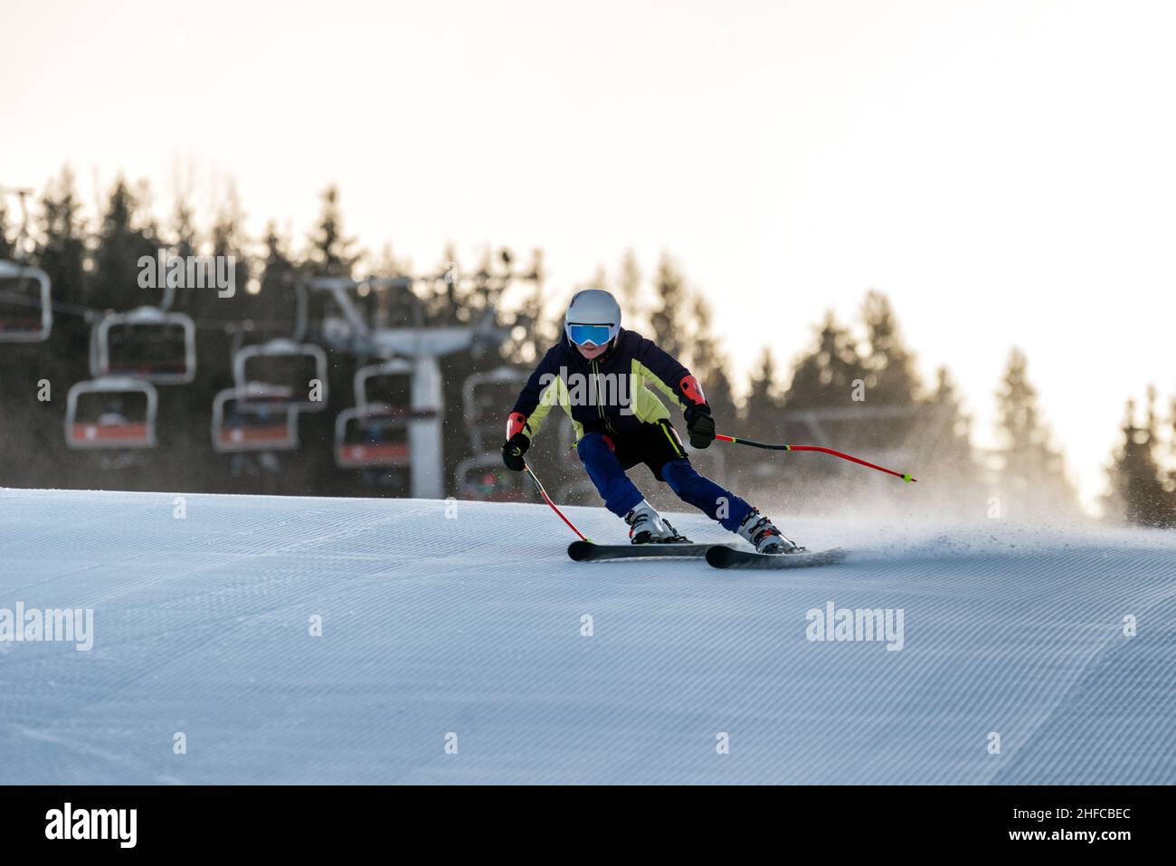 Ski alpin dans la station de montagne sur la pente et remontée mécanique en arrière-plan. Banque D'Images