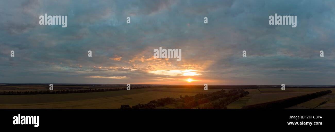 Panorama au coucher du soleil avec ciel nuageux Banque D'Images