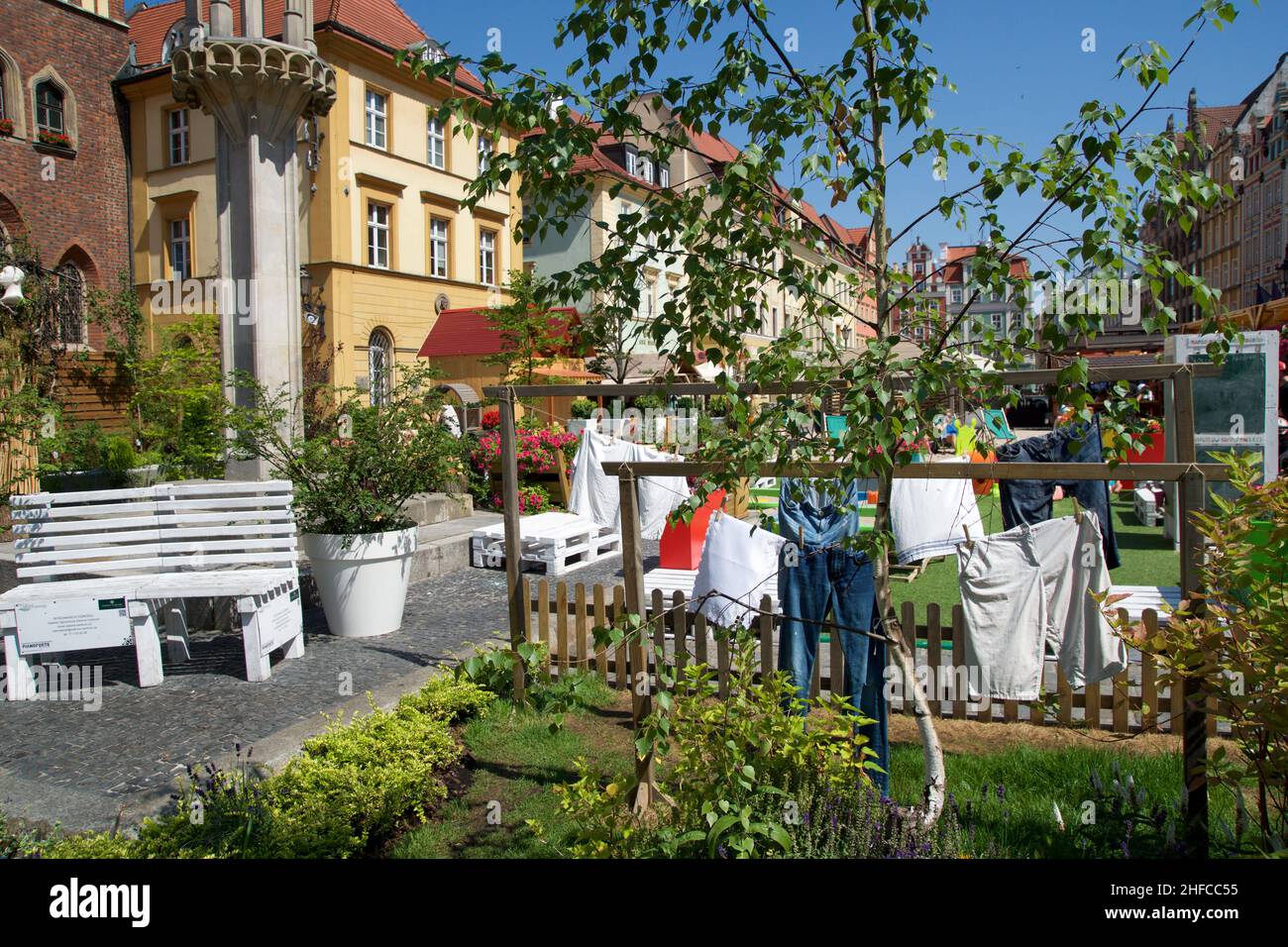 BRESLAU, POLOGNE - 16 JUIN 2018 : jardin urbain avec corde à linge en face de l'hôtel de ville historique de Wroclaw construit entre les 13th et 16th siècles Banque D'Images