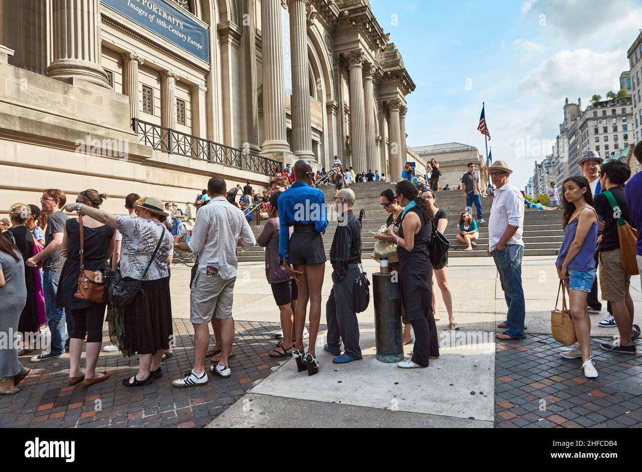 Escaliers du Metropolitan Museum of Art le dernier jour de la clôture de l'exposition 'Wild Beauty' par Alexander McQueen, un grand nombre de personnes Banque D'Images