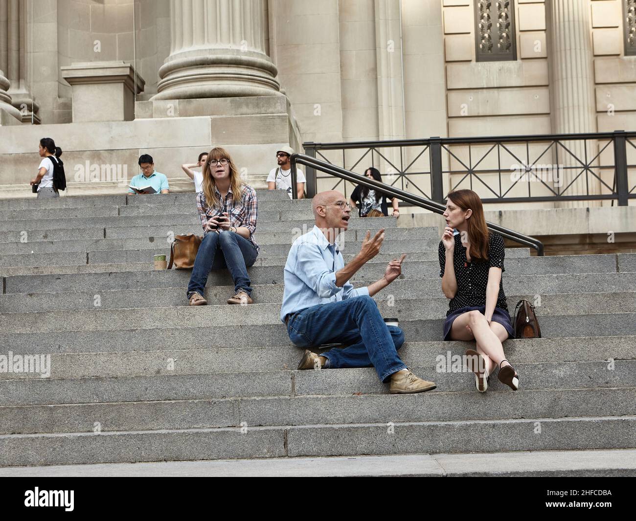 Les gens sur les marches à l'extérieur du Metropolitan Museum of Art de New York. Banque D'Images