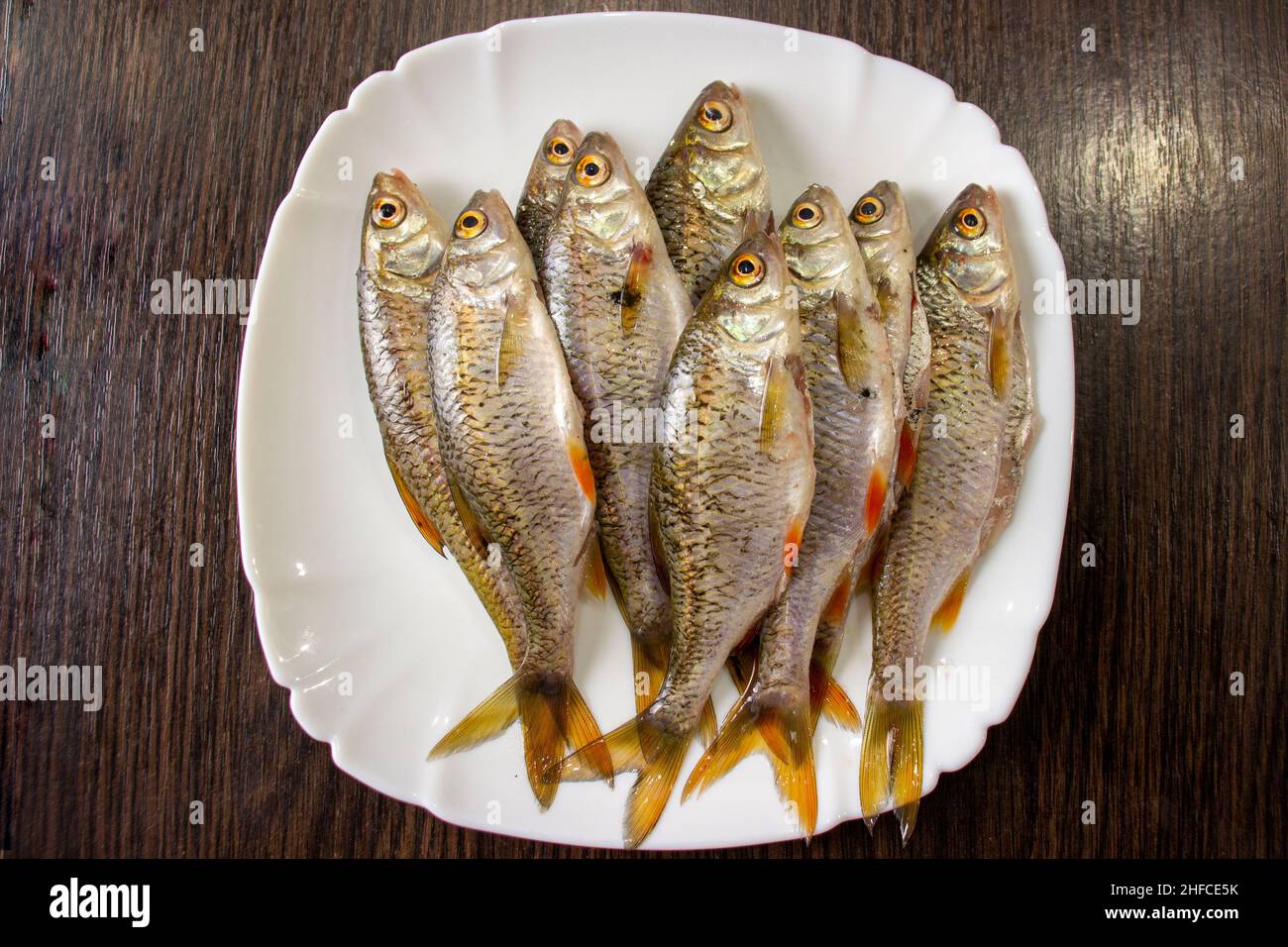 Poisson pelé sur une assiette. Banque D'Images