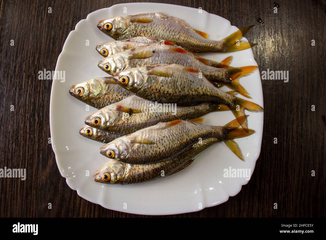 Poisson pelé sur une assiette. Banque D'Images