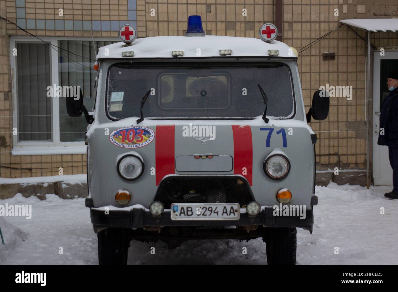 Ambulance en hiver dans la neige.08.02.2021 Teplik.Ukraine Banque D'Images
