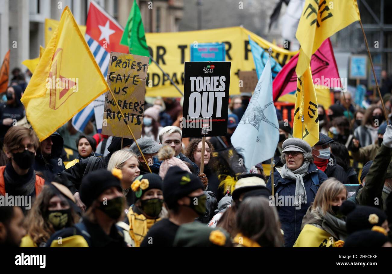 Les manifestants défilent lors d'une manifestation « Kill the Bill », contre les plans d'augmentation des pouvoirs de police pendant les manifestations, à Londres, en Grande-Bretagne, le 15 janvier 2022.REUTERS/Peter Nicholls Banque D'Images