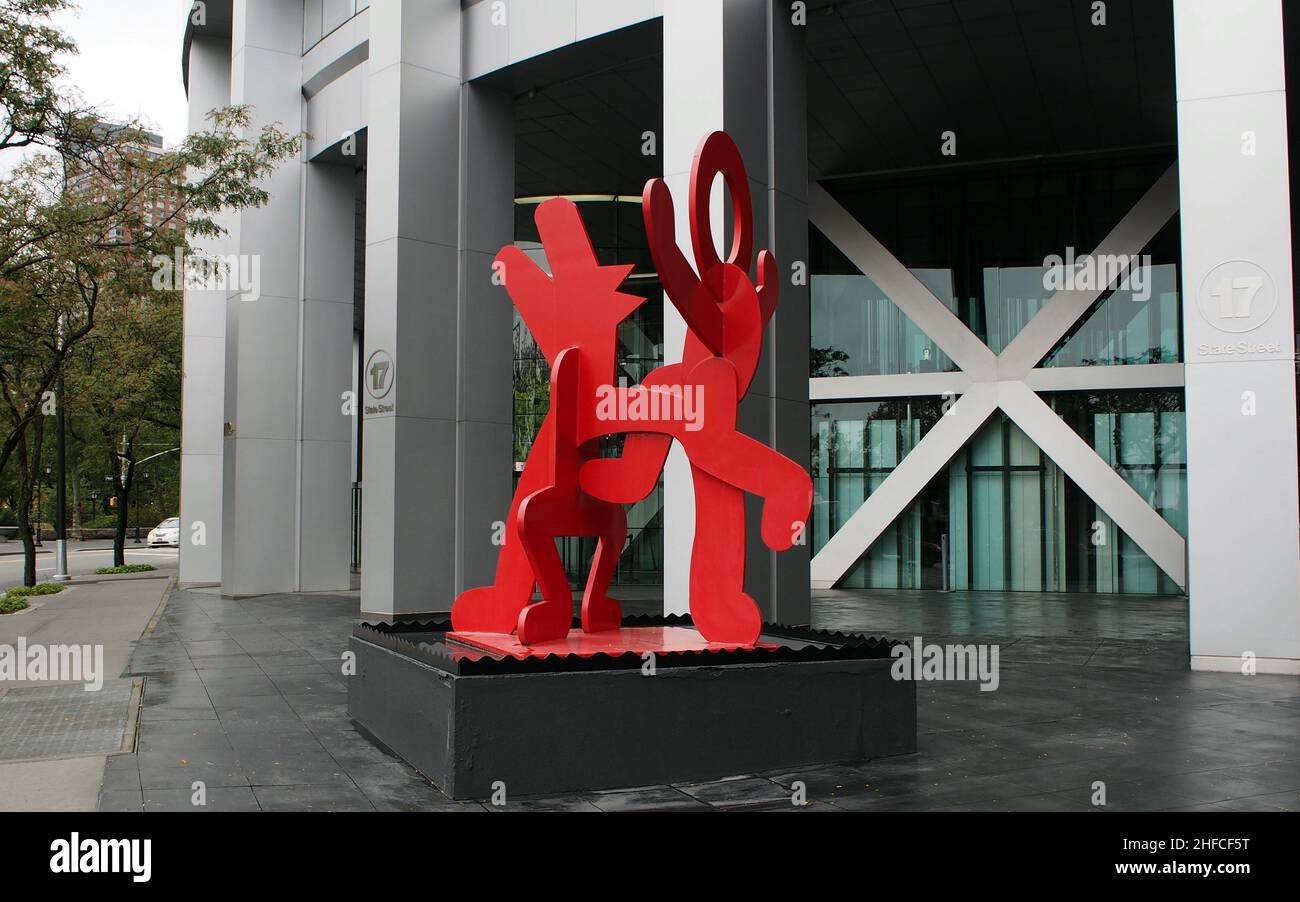 Balancing on Dog, sculpture extérieure, par Keith Haring, 1986 ans, au 17 State Street à Lower Manhattan, New York, NY, USA Banque D'Images