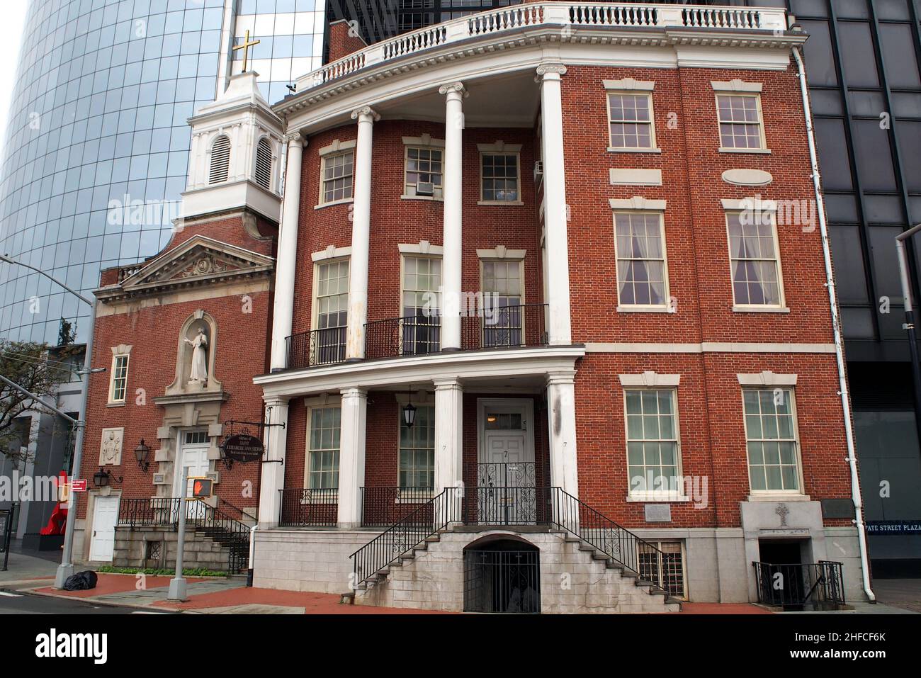 James Watson House, au 7 State Street, construit en 1793, et Church of Our Lady of the Holy Rosary (à gauche), à Lower Manhattan, New York, NY, États-Unis Banque D'Images