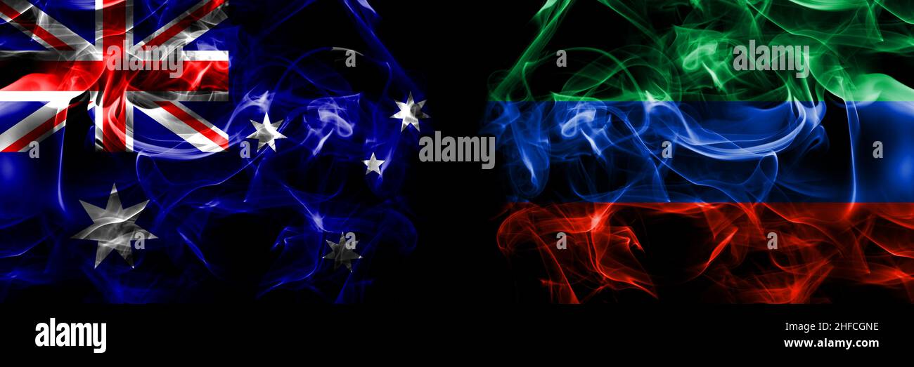Drapeaux de l'Australie, de l'Australie contre la Russie, du russe, du Dagestan.Drapeau de fumée placé côte à côte sur fond noir. Banque D'Images
