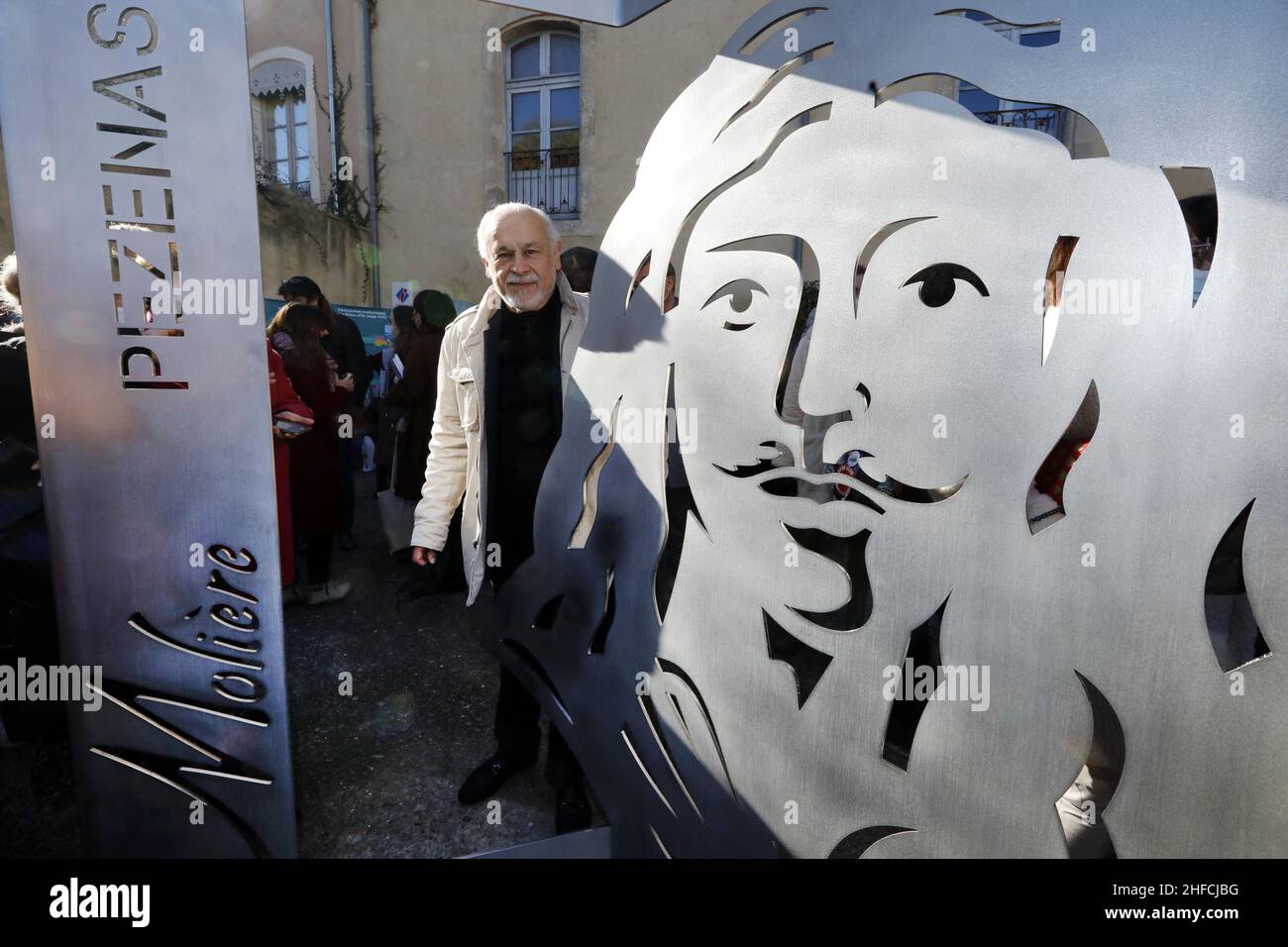 L'acteur Francis Perrin célèbre le 400th anniversaire de la naissance de Molière en inaugurant une statue du maître de littérature française à Pézenas, dans le sud de la France, le 14 janvier 2022.s'il n'est pas né à Pézenas,Molière a été adopté comme enfant du pays dans la ville d'Hérault qui garde sa chaise et organise, ce week-end, un marathon théâtral.photo de Patrick Aventurier/ABACAPRESS.COM Banque D'Images