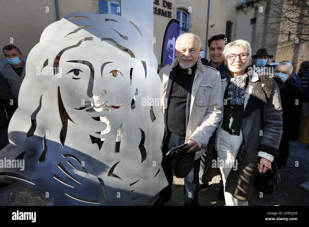 L'acteur Francis Perrin et le sculpteur Agnés Descamps célèbrent le 400th anniversaire de la naissance de Molière en inaugurant une statue du maître de la littérature française à Pézenas, dans le sud de la France, le 14 janvier 2022.s'il n'est pas né à Pézenas,Molière a été adopté comme enfant du pays dans la ville d'Hérault qui garde sa chaise et organise, ce week-end, un marathon théâtral.photo de Patrick Aventurier/ABACAPRESS.COM Banque D'Images