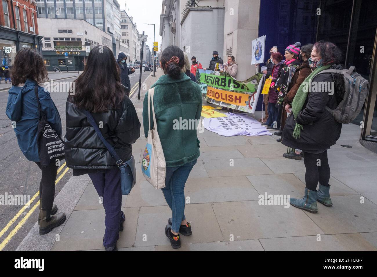 Londres, Royaume-Uni.15th janvier 2022.Les résidents du domaine Central Hill de Lambeth et les partisans protestent devant les bureaux du West End de Savill's, et ont accordé une transaction de 6,7M livres sterling pour évaluer les propriétés immobilières avant des céder.Savill's a aidé Lambeth à mettre en place des « maisons pour Lambeth » qui, après 20 ans, ne produiront que 174 maisons supplémentaires à des loyers de conseil, ainsi que 2 889 propriétés d'investissement, et que l'entreprise ignore le carbone et le potentiel de modernisation.Peter Marshall/Alay Live News Banque D'Images