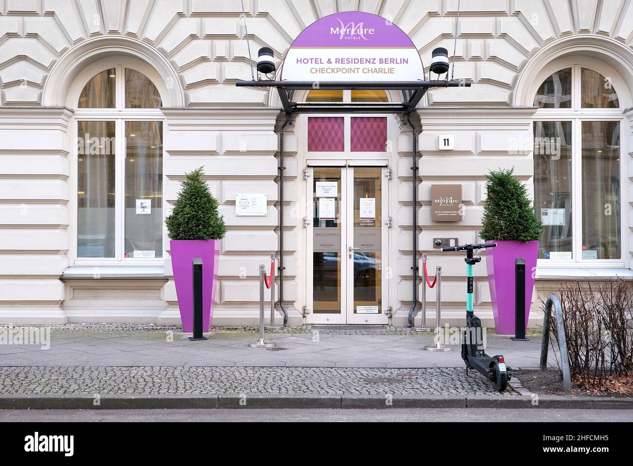 Berlin, Allemagne, 22.Dezember 2021, Eingang zum Mercure Hotel Checkpoint Charlie Banque D'Images